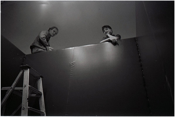 Robert Stewart and Jeanette Reinhardt installing in ten sity, Vancouver Art Gallery, 1978, Courtesy of Paul Wong